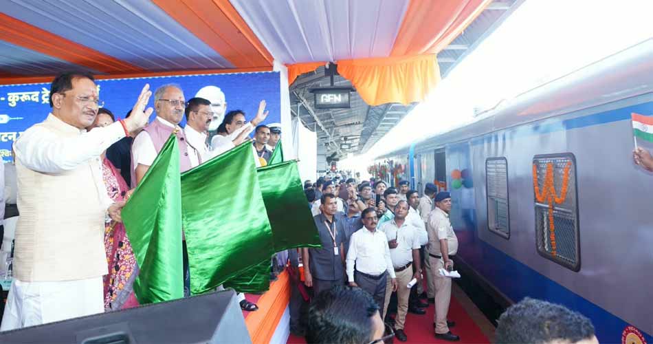 रायपुर : केंद्रीय रेल मंत्री श्री अश्विनी वैष्णव और मुख्यमंत्री श्री विष्णु देव साय ने रावघाट – रायपुर एवं रायपुर – कुरूद यात्री रेल सेवाओं को दिखाई हरी झंडी
